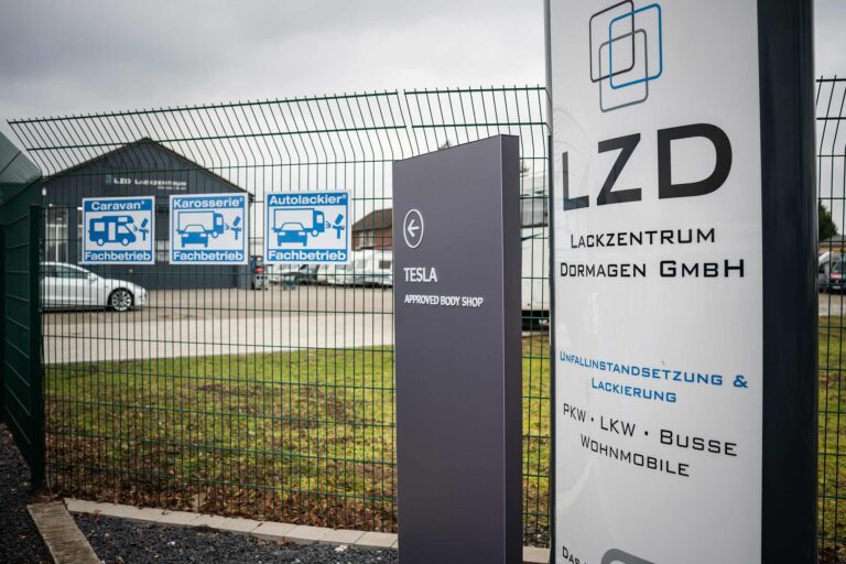 Autoglas-Service für Tesla in Dormagen - Ihr Spezialist für Steinschläge, Scheiben-Austausch und Kalibrierung