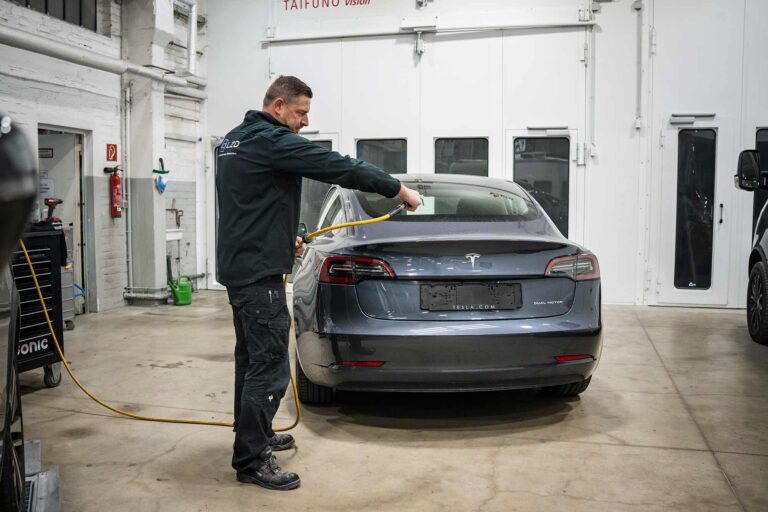 Tesla Lack-Reparatur & Neulackierungen vom Profi - Ihre zertifizierte Tesla-Werkstatt für Lackschäden in Dormagen