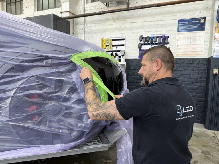 LZD-Lackzentrum-Dormagen-Tesla-Smart-Repair-Foto-1